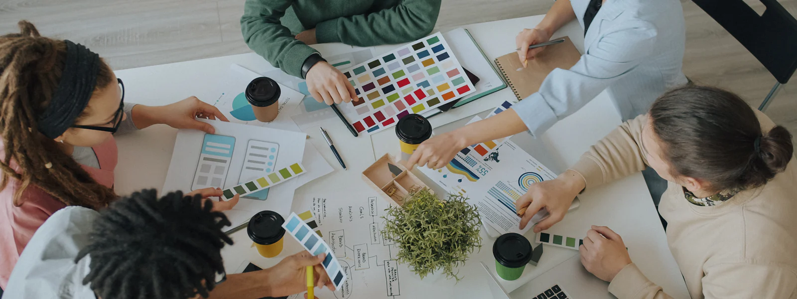 Team marketing che pianifica una campagna con campioni di colore e grafici